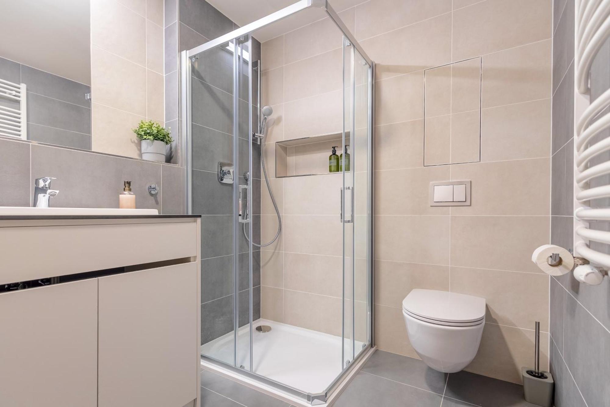 Bright 2br - 4th Floor, Balcony, Free Parking By Gravity Praga